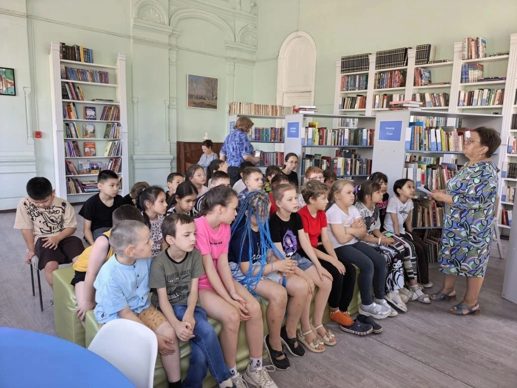 🇷🇺📖 После квеста ребята посетили городскую библиотеку № 19. Сотрудники библиотеки познакомили дет