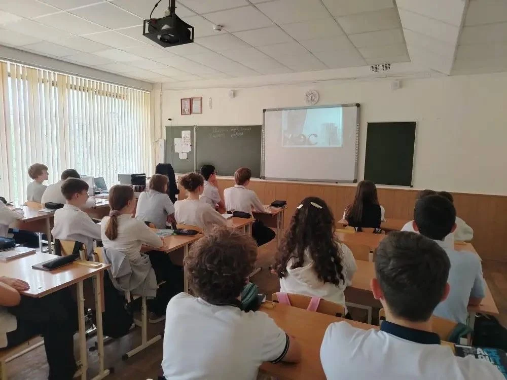 Сегодня в 6 "А" и 7 "А"  классах прошел классный час, посвященный 9 Мая. 🕊️  Мы говорили о том, что 
