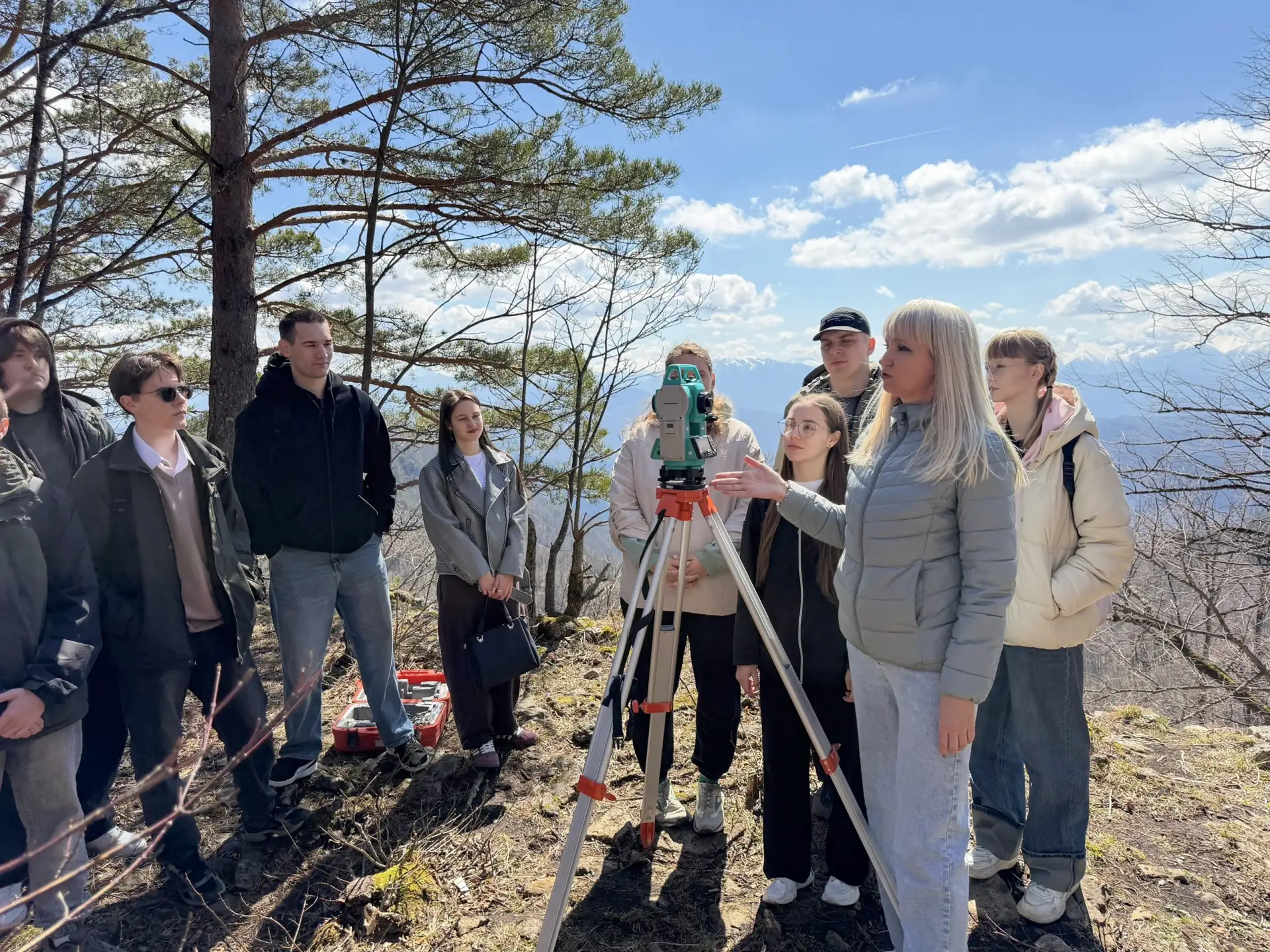 Будущие инженеры — в деле ⛰️ 📐  Студенты направления «Землеустройство и кадастры» вместе с доцентом 