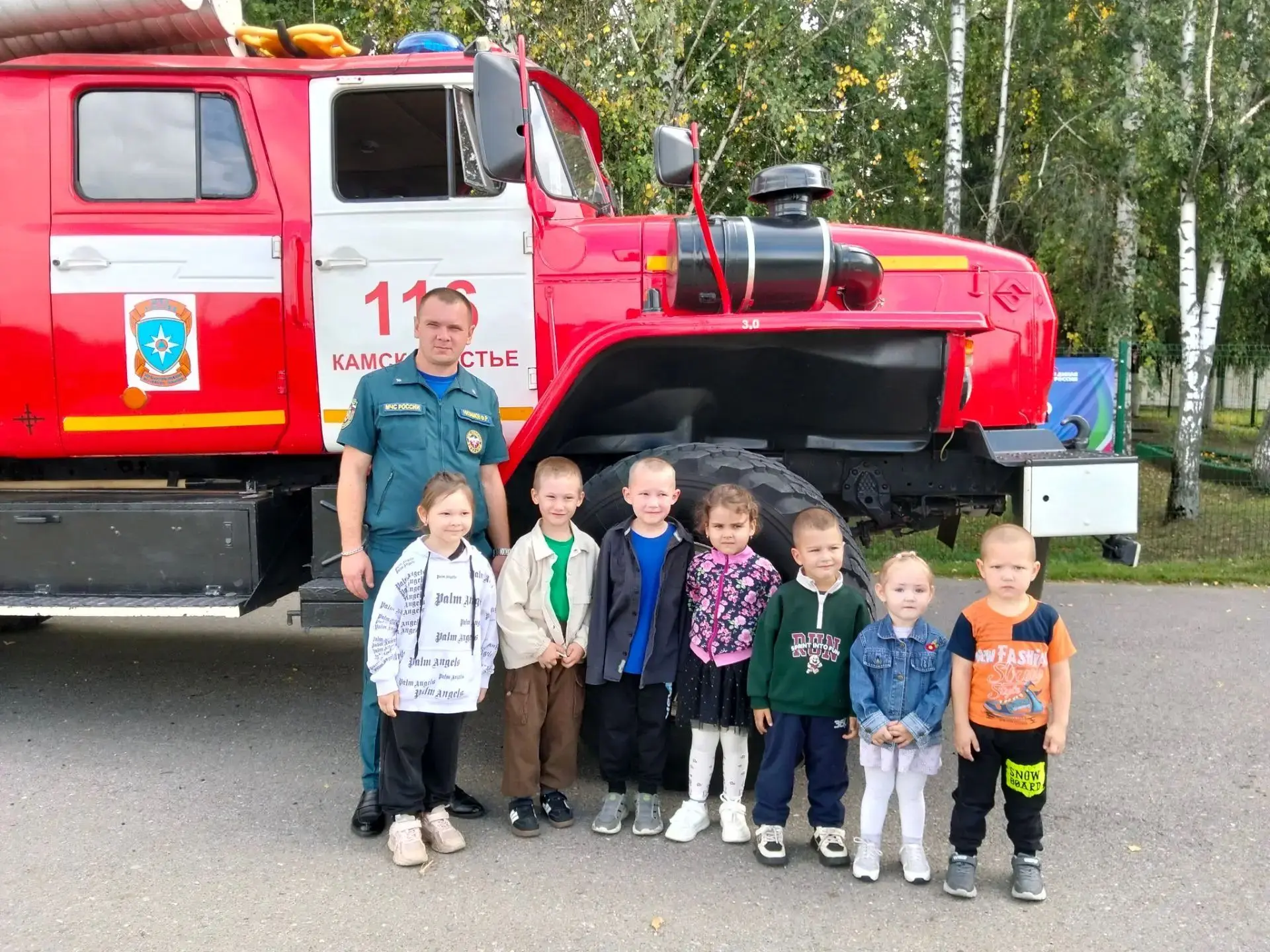 Дети сегодня были в восторге от того, что сама техника МЧС приехала к нам в детский сад...