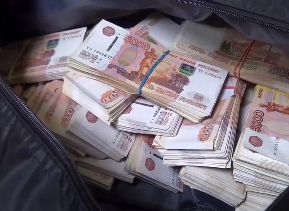 😱Жительница Моршанска передала курьерам мошенников 18 миллионов рублей