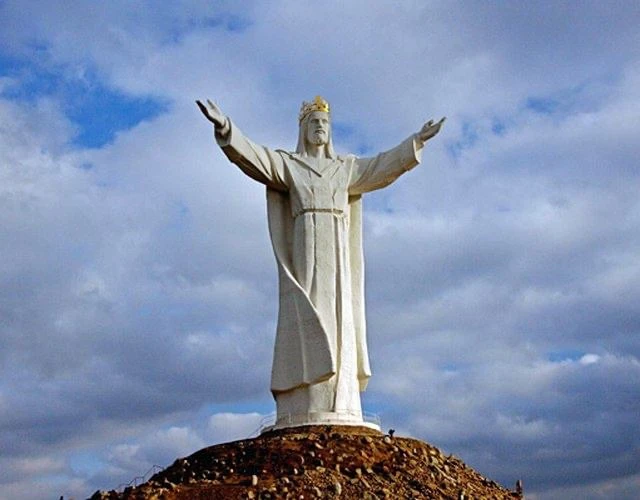 Самая большая в мире статуя Иисуса Христа находится в этой стране.