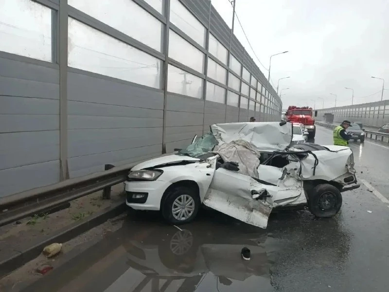 🚨На 18-м километре трассы Тюмень—Омск легковой автомобиль Volkswagen влетел в грузовик...