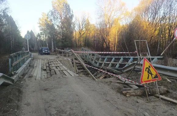 НА МЕСТЕ ОБРУШИВШЕГОСЯ МОСТА В ХАКАСИИ ГОТОВА ВРЕМЕННАЯ ПЕРЕПРАВА Рабочие уже сделали основание и ул