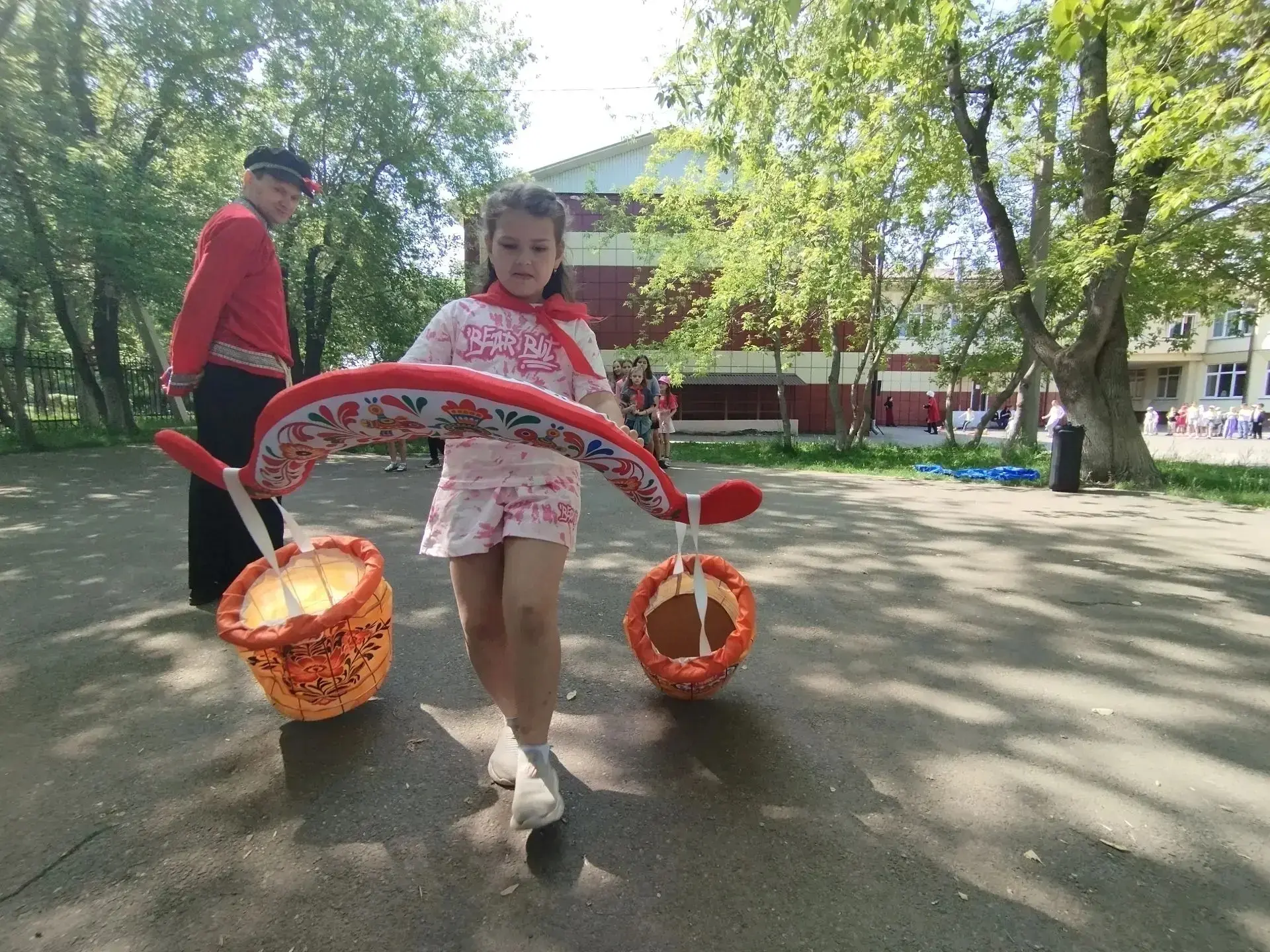 Ловите подробности дня "Народы России 🇷🇺"!🌍 Костюмы, мультики и дикие танцы: как мы ...