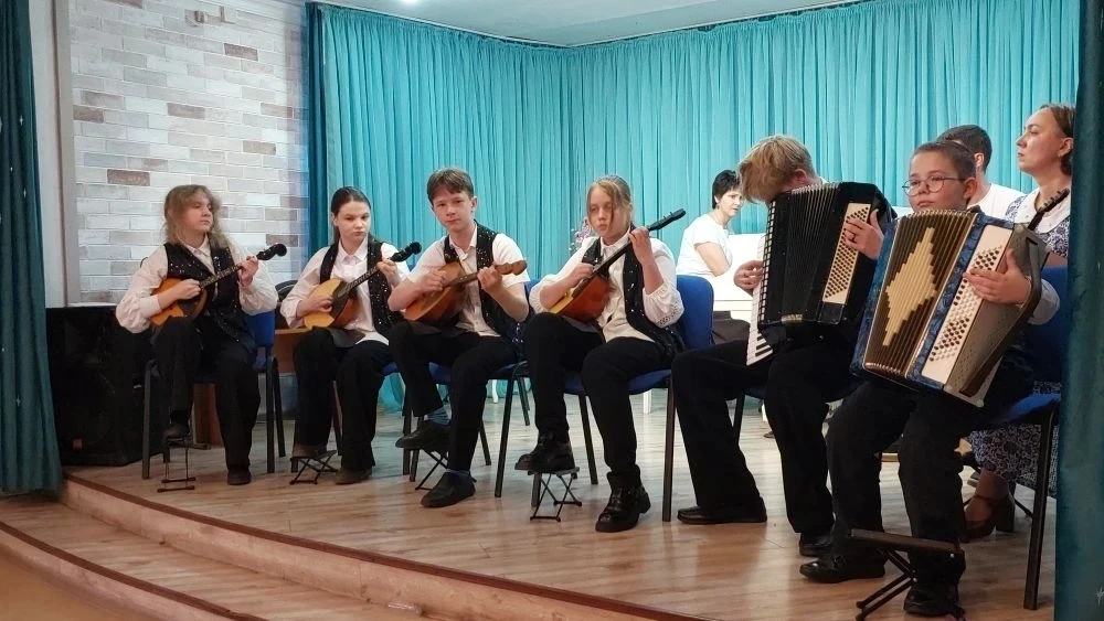 Отчётный концерт народного отдела прошёл 21 мая в зале МБУ ДО ДШИ Зерноградского р-на.