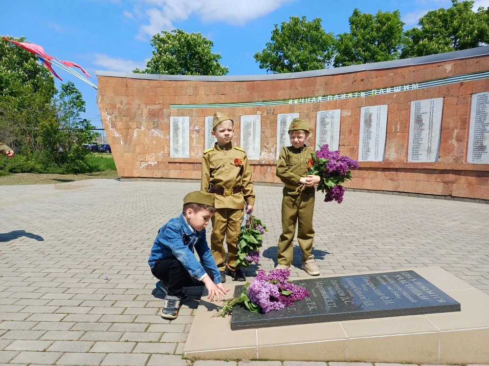🕯️ Подготовительная группа у обелиска