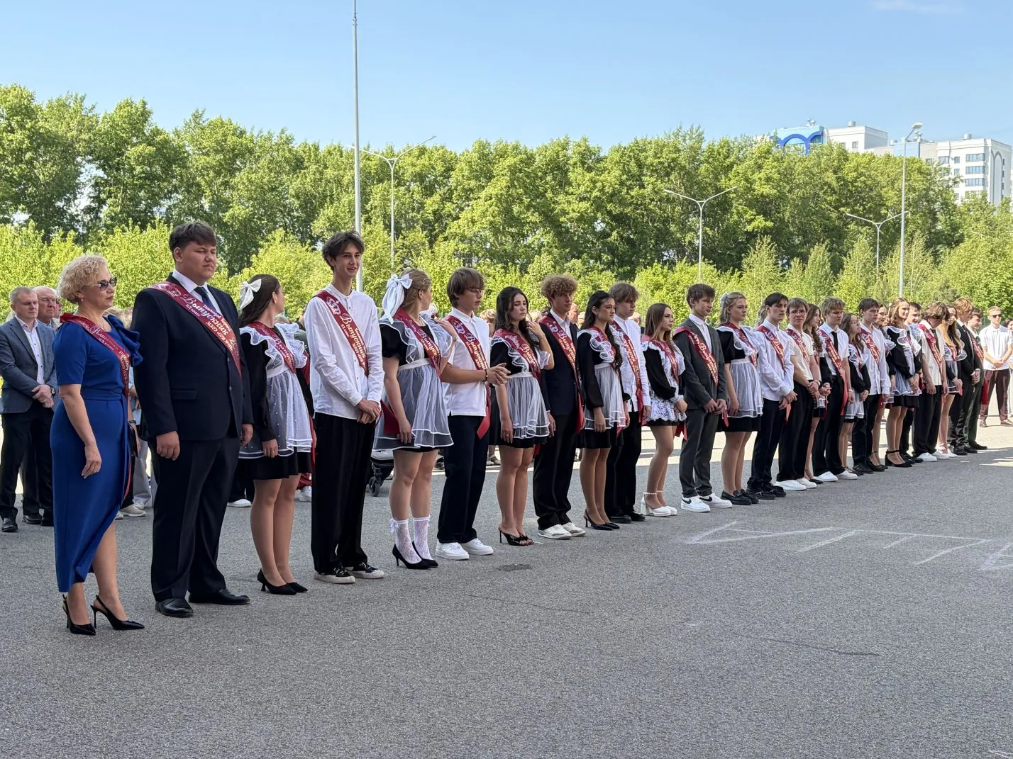 Дорогие выпускники! Сегодня вы делаете первый шаг во взрослую жизнь — волнующий, непростой, но    не
