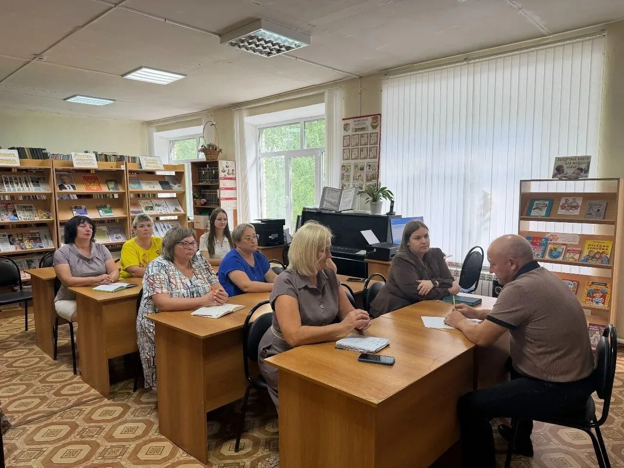 😊 В районной библиотеке состоялась встреча сотрудников учреждения с заместителем главы...