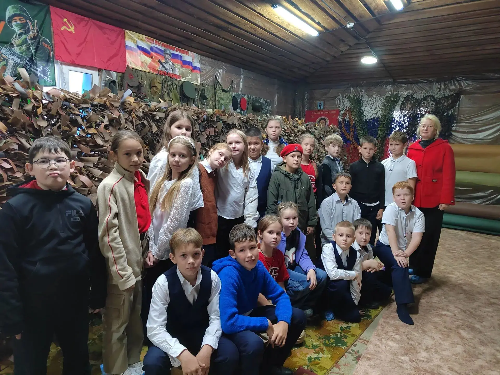 Помощь бойцам СВО. Обучающиеся 4Б класса приняли активное участие в маскировочных плете...