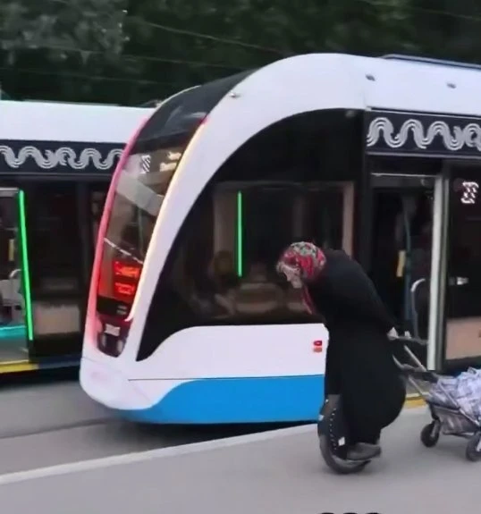 🤩 Прогрессивная бабуля на моноколесе замечена на улицах Москвы