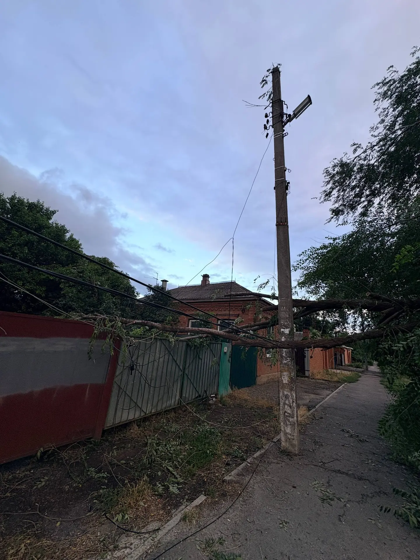 В Батайске продолжают восстанавливать свет, но жители некоторых улиц третьи сутки остаются без элект