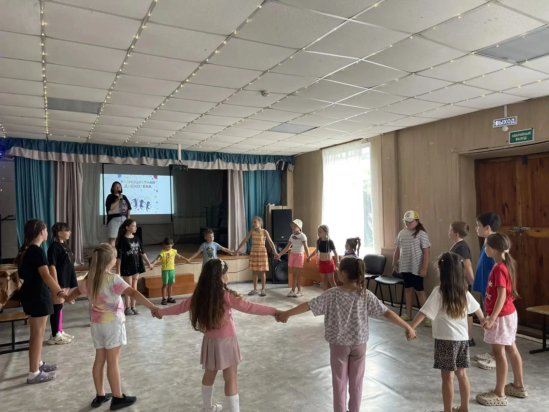 Вчера в МКУ КДЦ «Раздольненский» было ЯРКО! 🔥 Для детей прошла «Разноцветная дискотека»!

✨ Как это