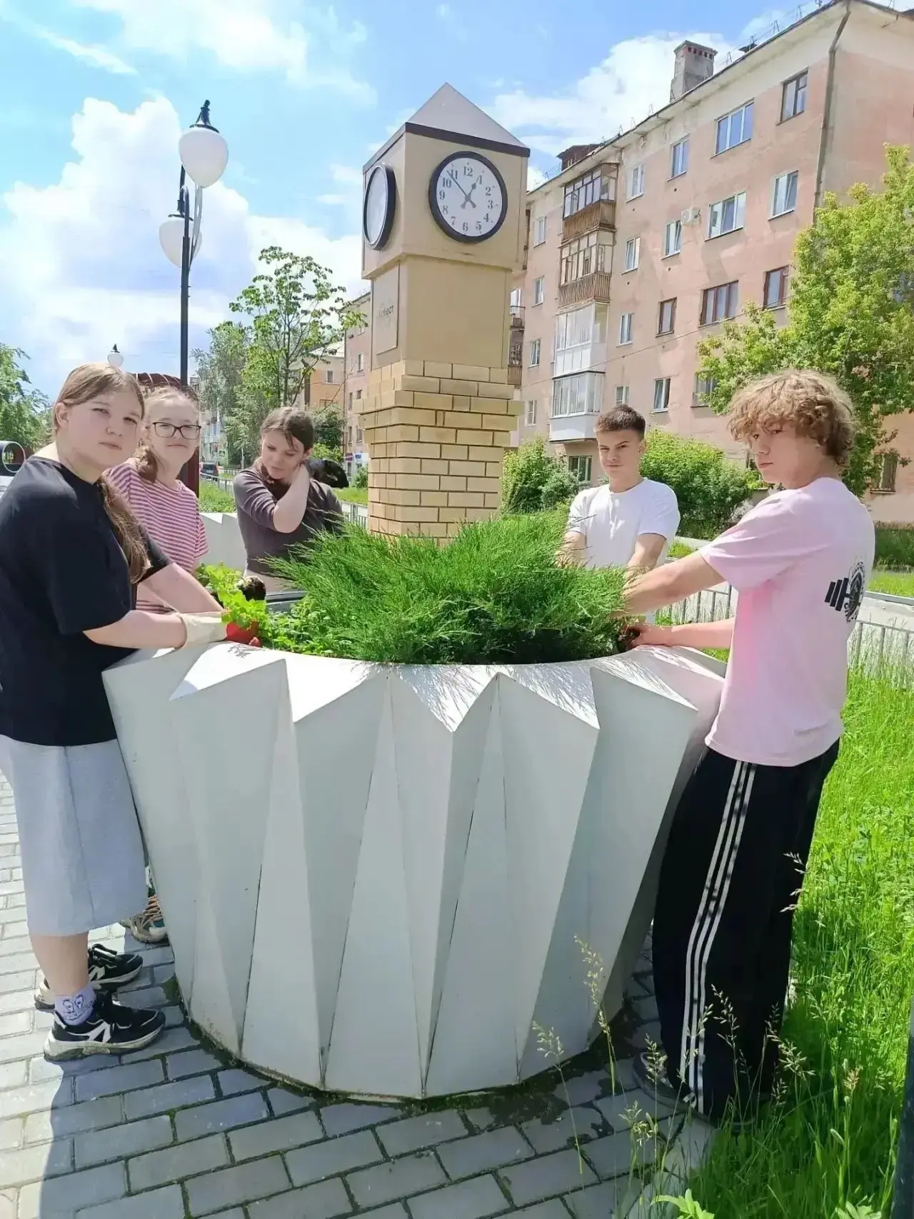 Ребята из трудовых отрядов продолжают заниматься озеленением города