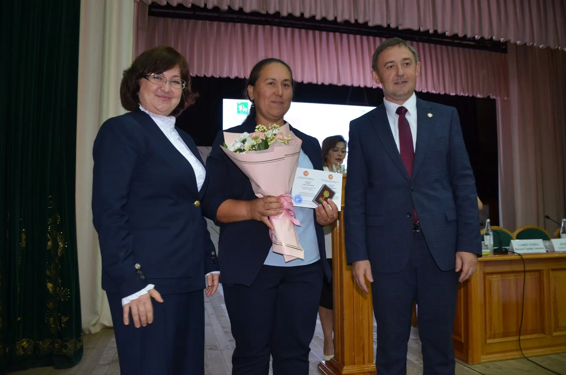 👩‍🏫👏 За сохранение духовных ценностей: педагоги района получили почётные нагрудные з...