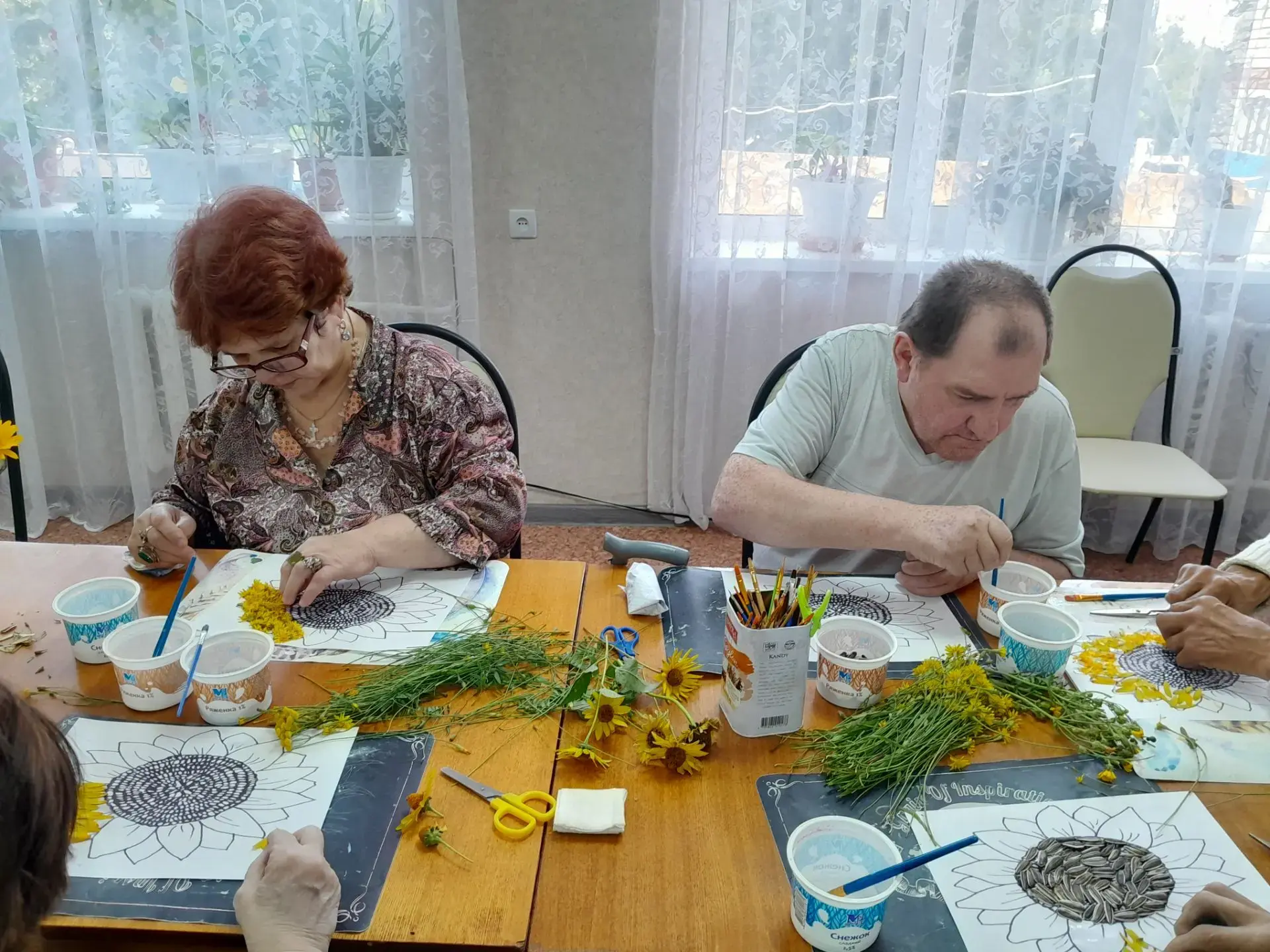 На очередном занятии мастерской "Счастливое время " получатели социальных услуг изготов...
