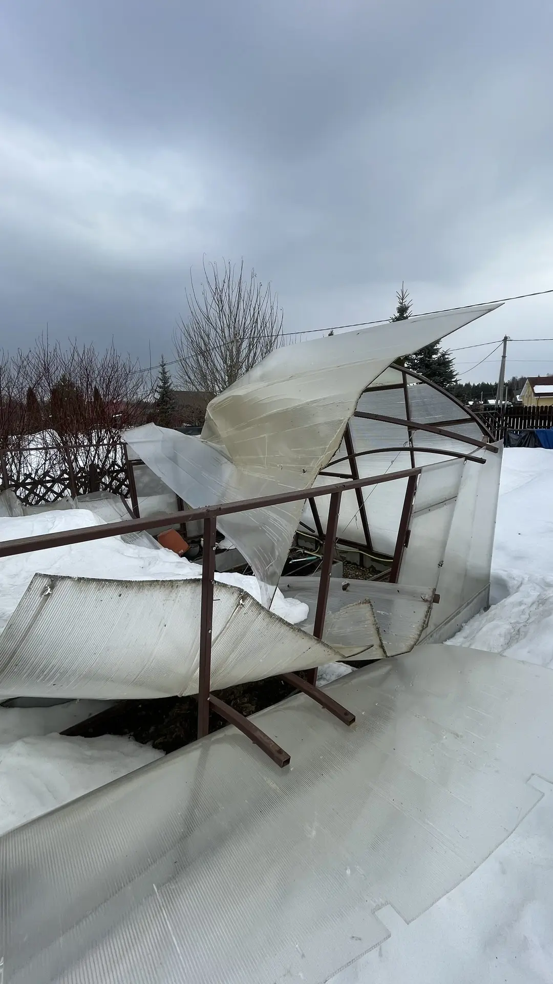 Ужас 😨 Но Миша не возмутим, сказал всё починим.  Я хочу купить гладкий поликарбонат он как стекло см