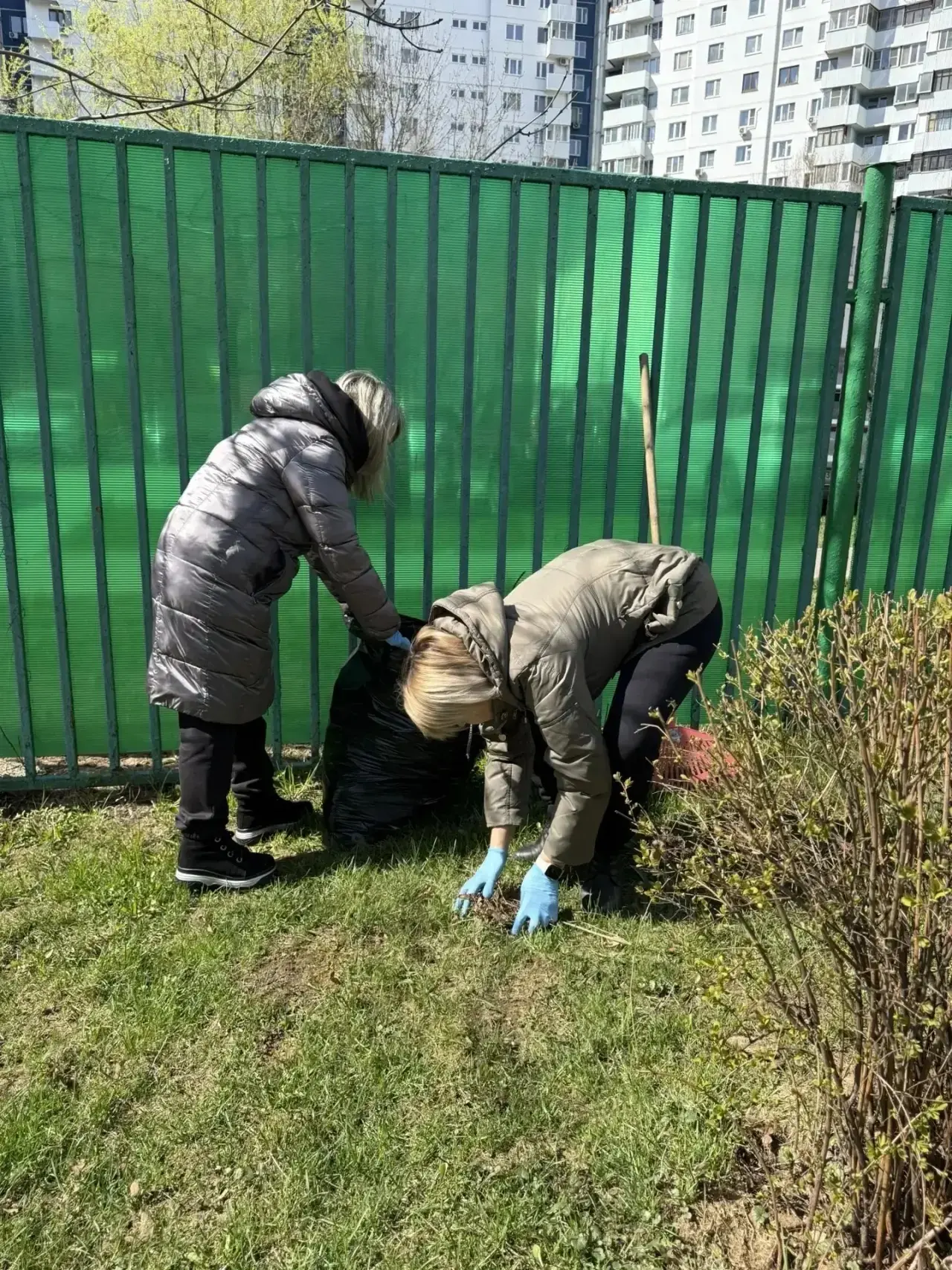 Субботник — это добрая традиция!  🏫Субботник в школе 935 идёт ПОЛНЫМ ХОДОМ!  🧹Учителя, воспитатели, 