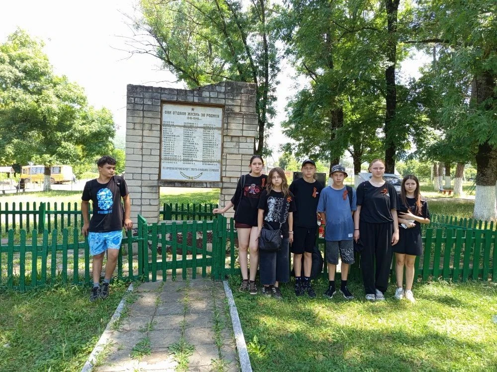 🎉 «По местам боевой славы Абинского района»: помним и чтим! 🎉Учащиеся 7-8 классов при...