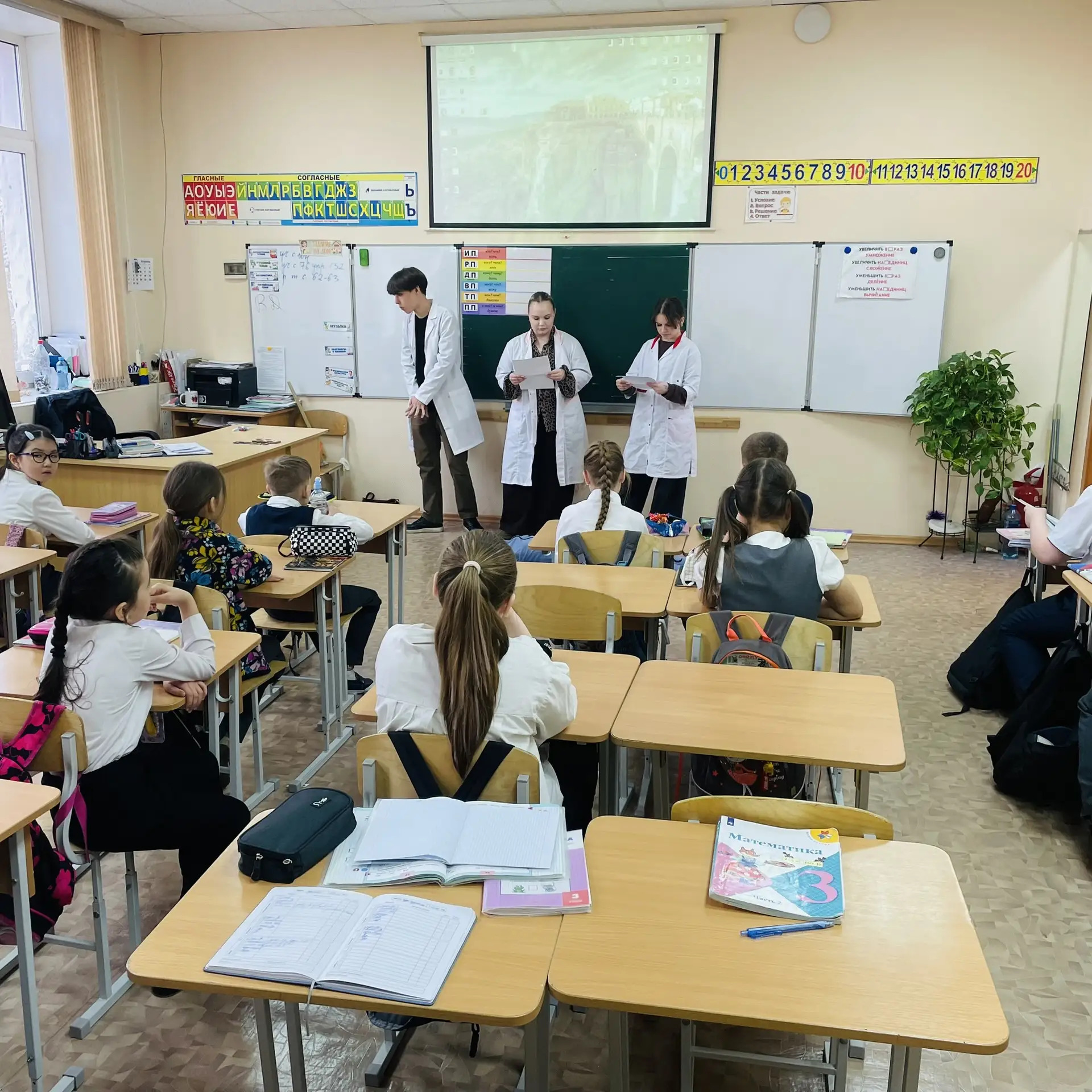🌟 Важное событие в нашей школе!    ⛑️Сегодня команда Первые-102, состоящая из обучающихся химико-био