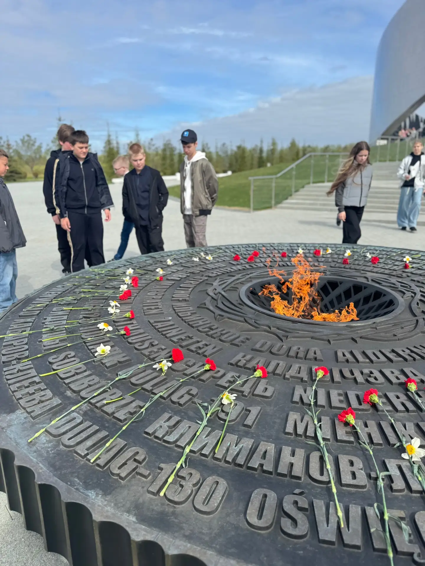 🚌 6В за историей: три точки памяти на карте Победы 🕯️  12 мая наш 6В класс вместе с классным руковод