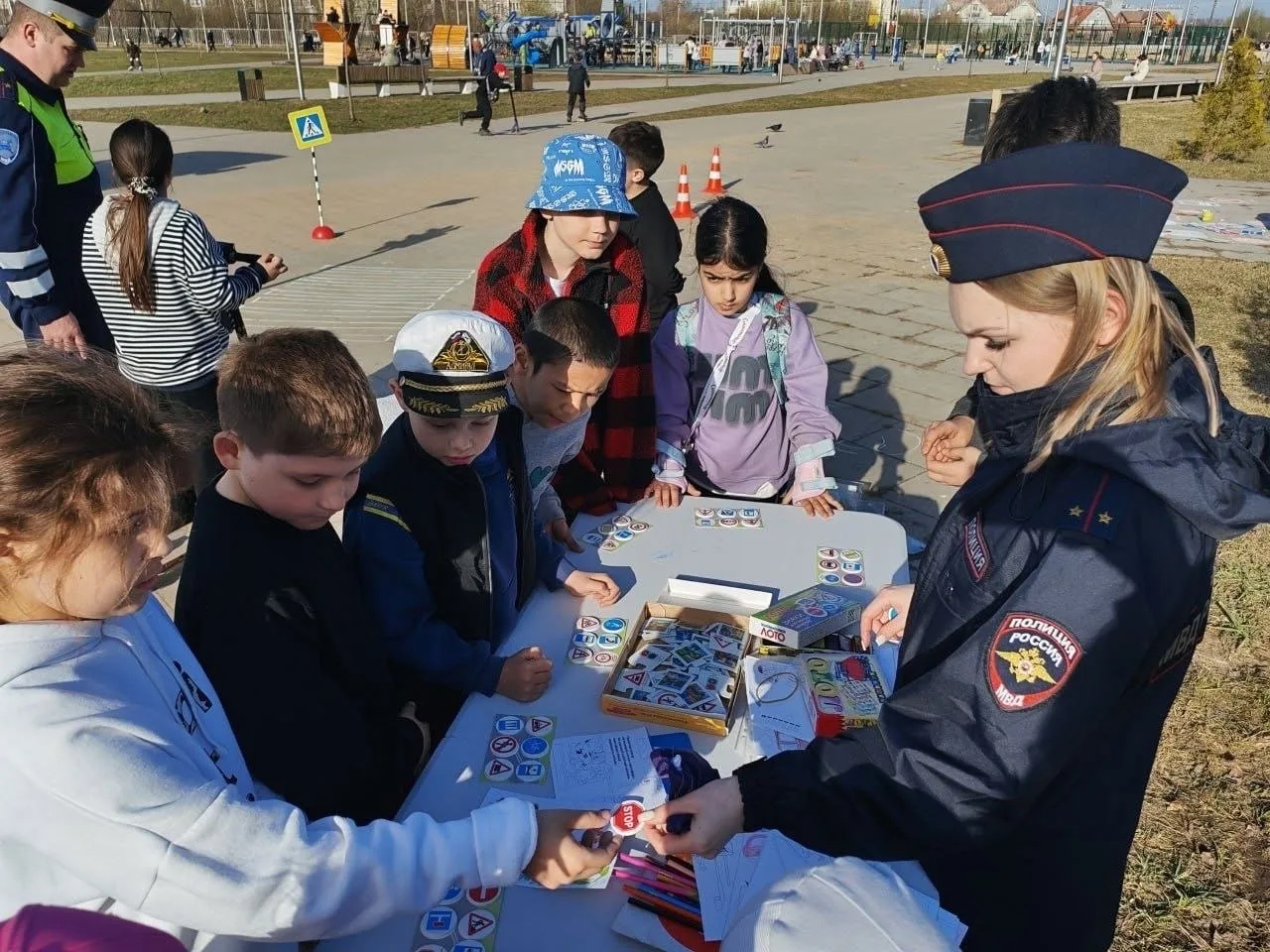 📍В Твери «Лаборатория безопасности» развернула мобильный городок в парке для отдыхающих школьников  