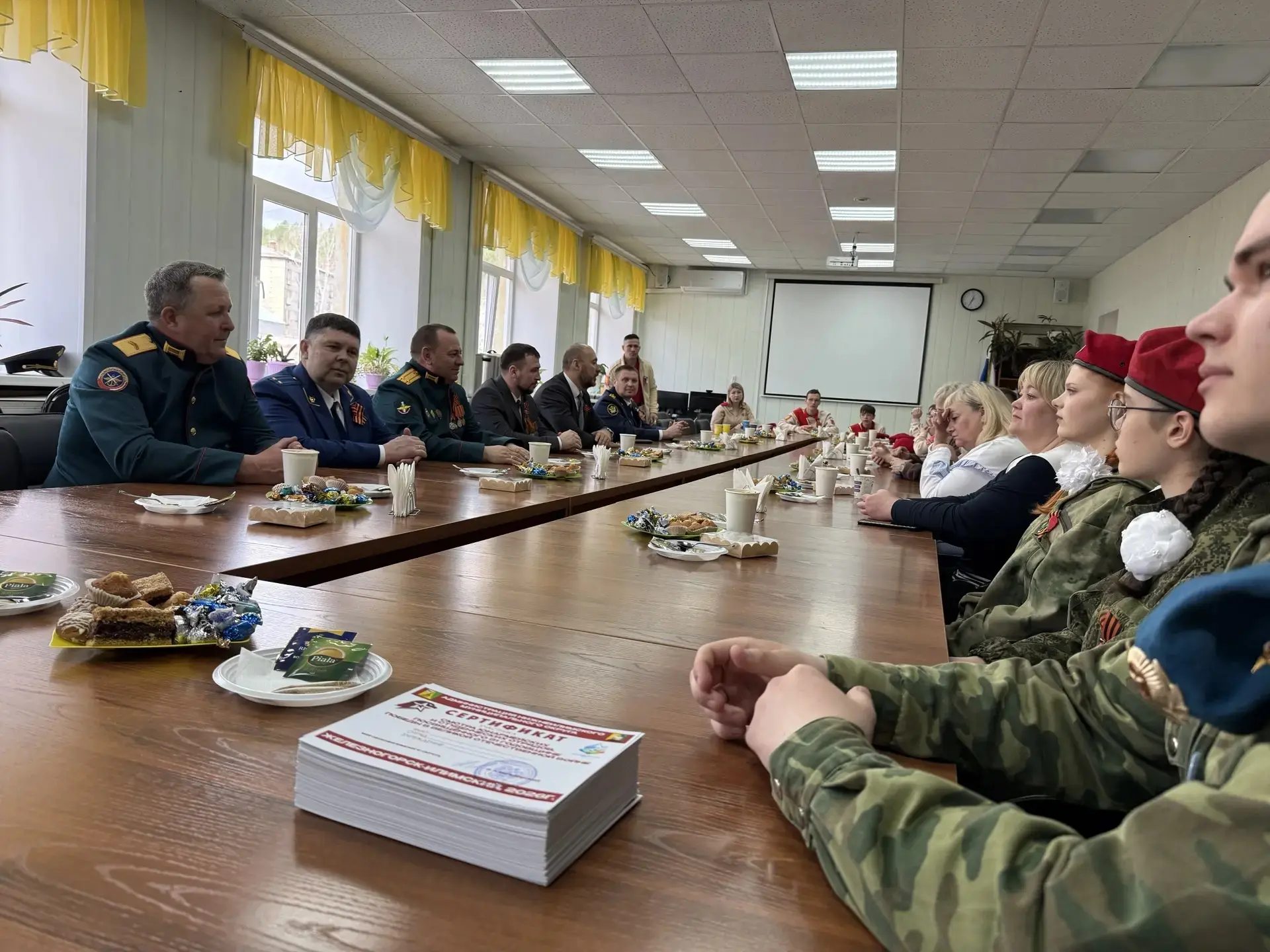 🇷🇺 9 мая в Железногорске-Илимском состоялся торжественный смотр юнармейских и студенческих отрядов, 