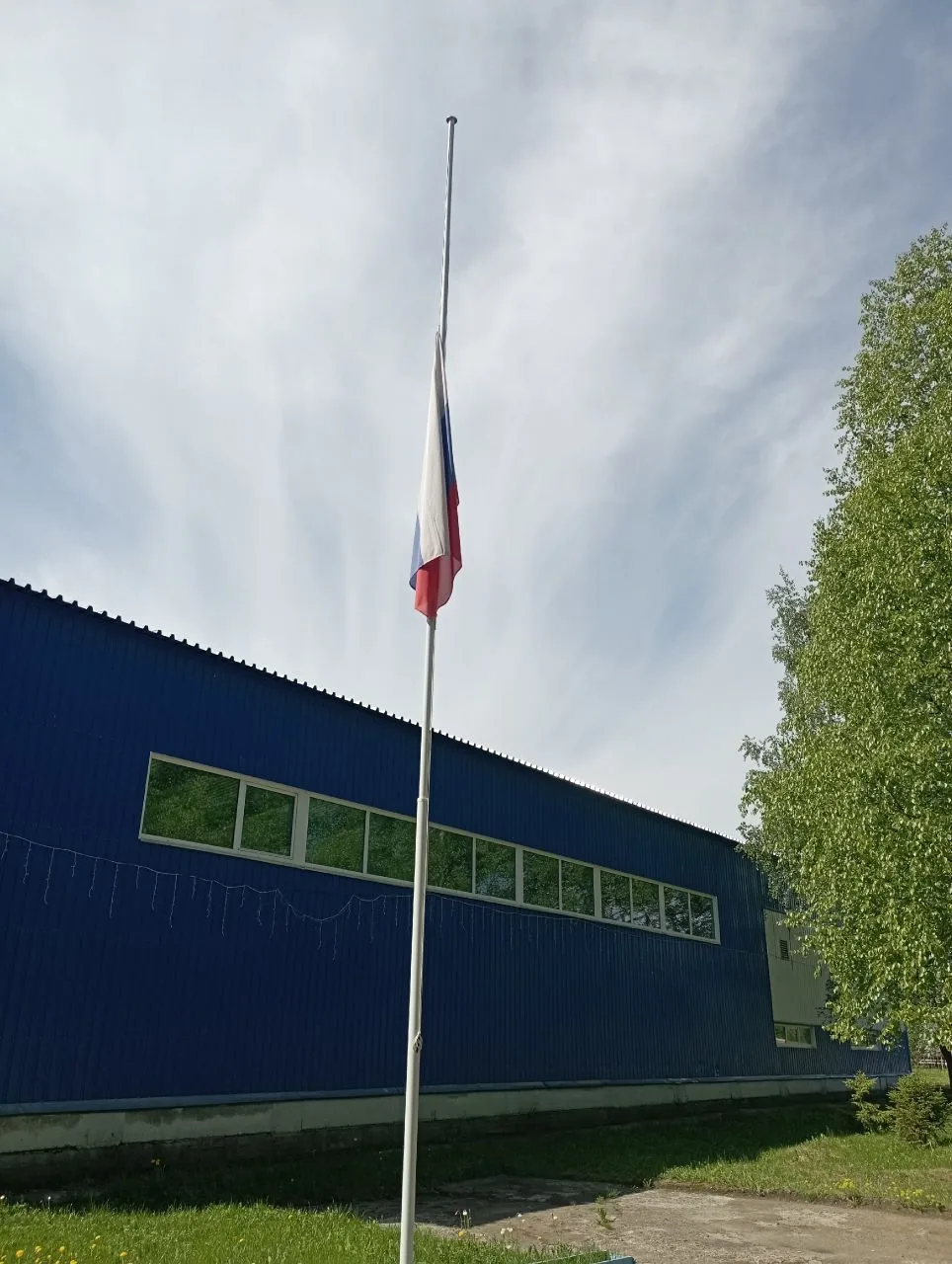 Скорбим. Флаг приспущен в знак скорби