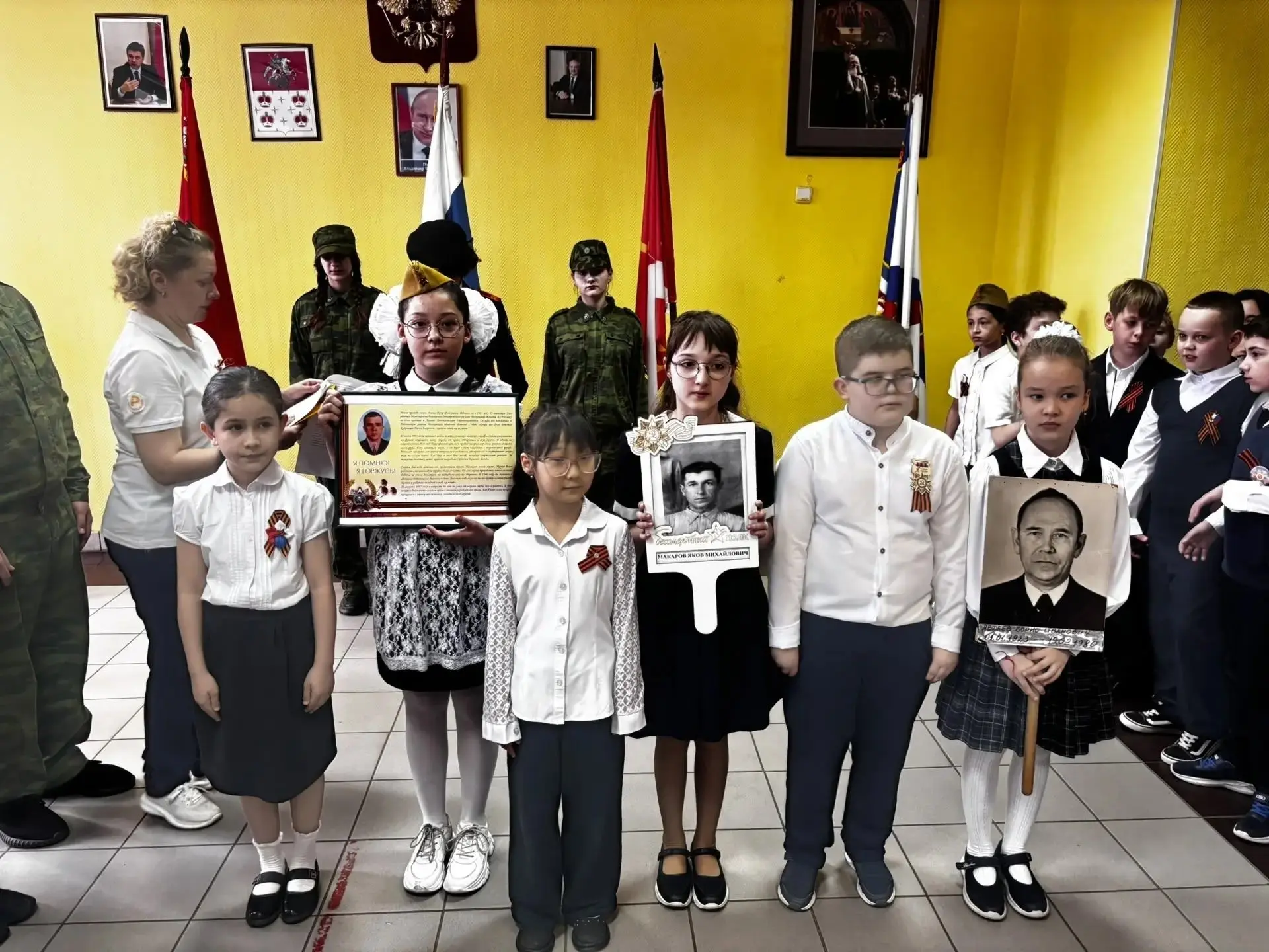 Память жива: торжественное открытие Вахты памяти 🕯 Сегодня в школе состоялась торжественная линейка,