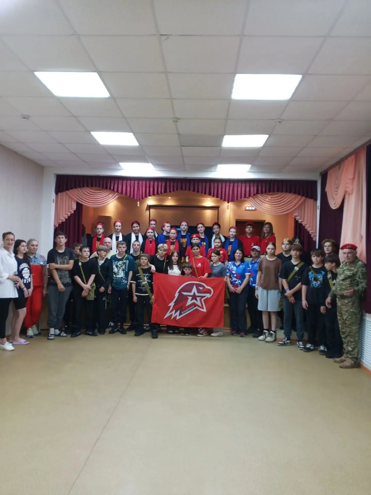 🇷🇺Вчера юнармейцы отряда «Беркут» с наставниками Денисенко В. Г. ,  Кучменюк Н.А. и танцевальный к