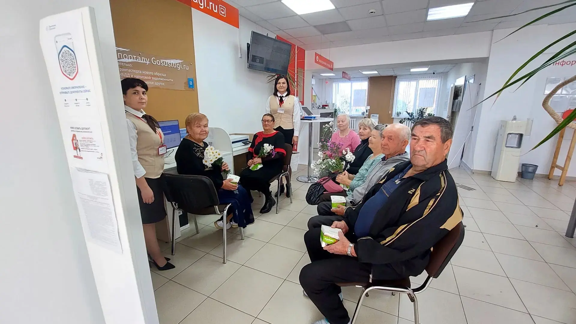 Сотрудники МФЦ  в Яльчикском муниципальном округе сегодня поздравили пожилых клиентов с...