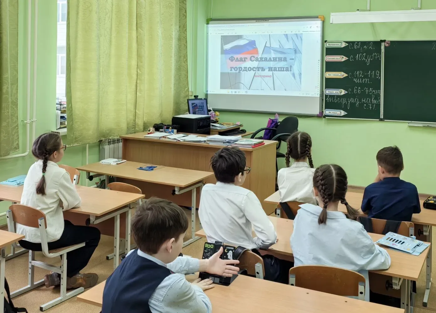 26 апреля — День флага Сахалинской области  Идея о создании островного символа возникла в 1995 году.