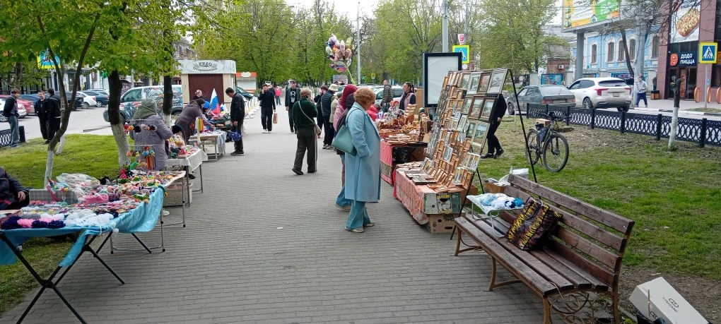 1 мая в Каменске прошла ежегодная выставка народных ремесел от местных мастеров приклад...