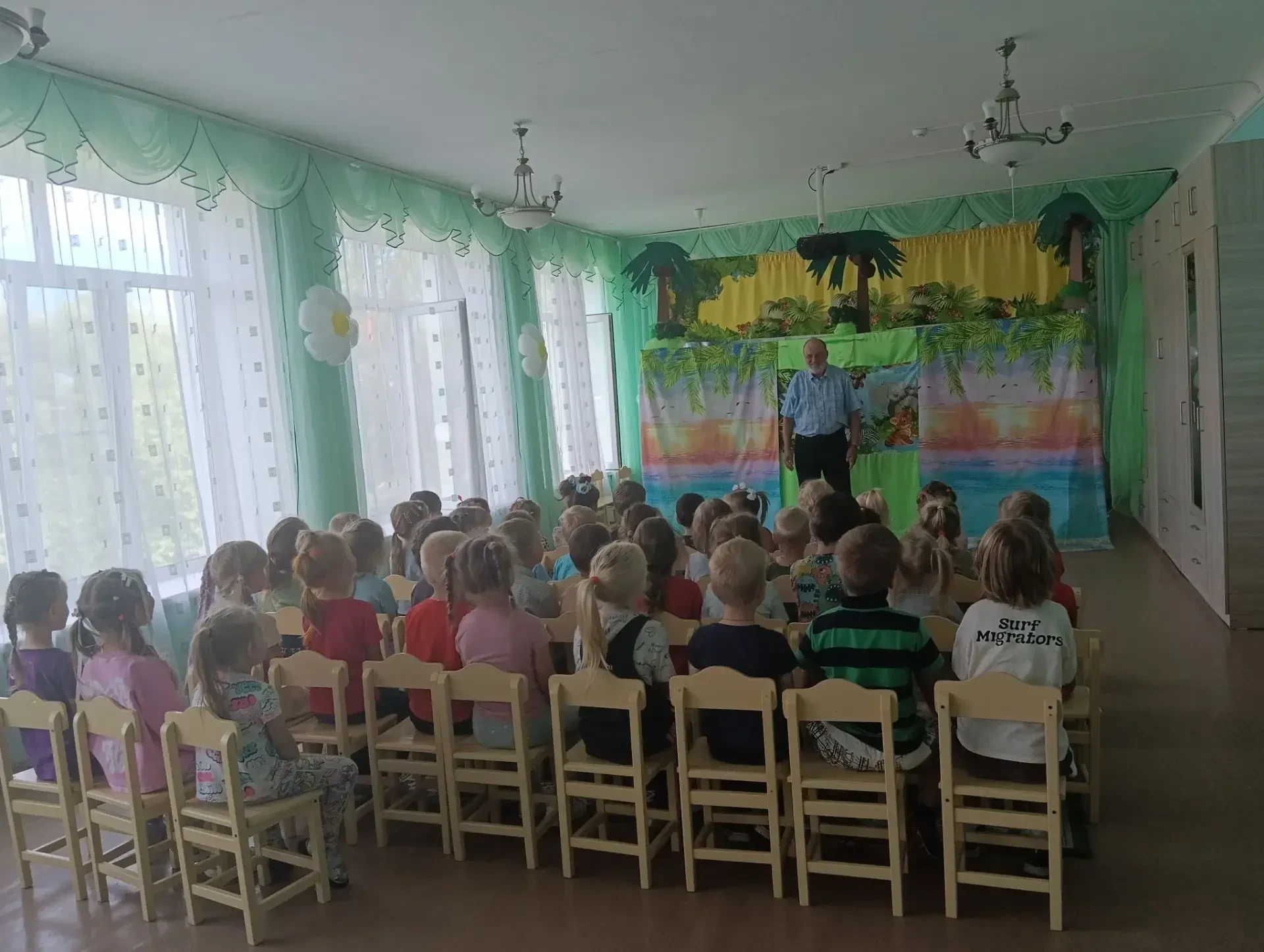 Сегодня в садике настоящий праздник — отмечаем Летний день театра! 🎭✨ 

К ребятам из группы «Бурати