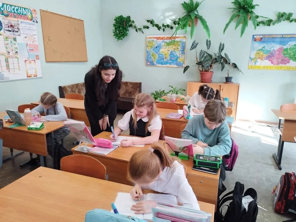 10 марта ученицы 10А класса ГБОУ СОШ 236 провели очень интересное занятие в 3А классе.   Девочки про