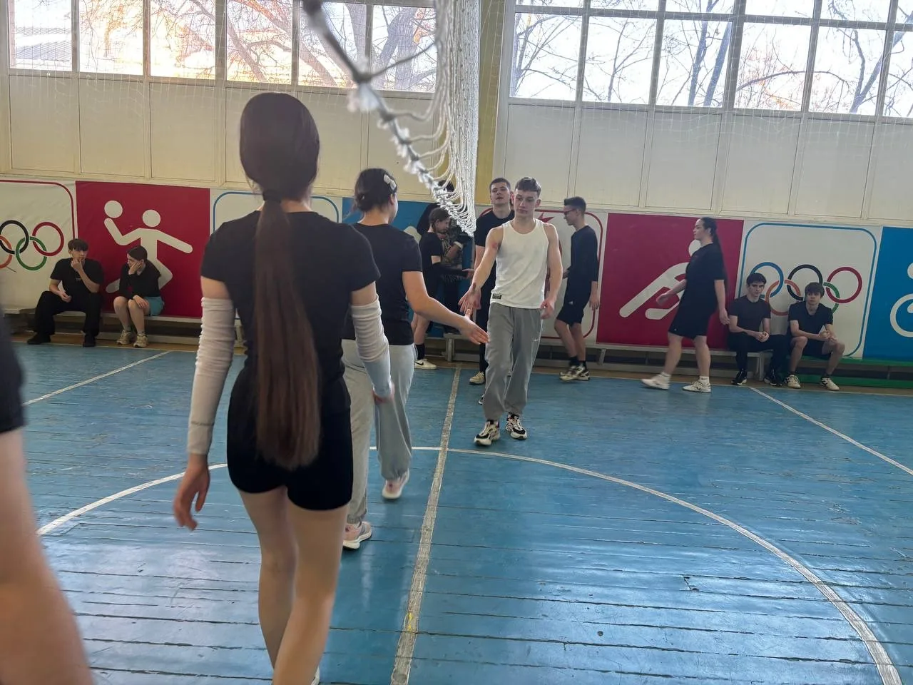 🏐 Волейбольная битва! Сегодня в нашей школе прошло захватывающее первенство по волейболу среди 8-11 