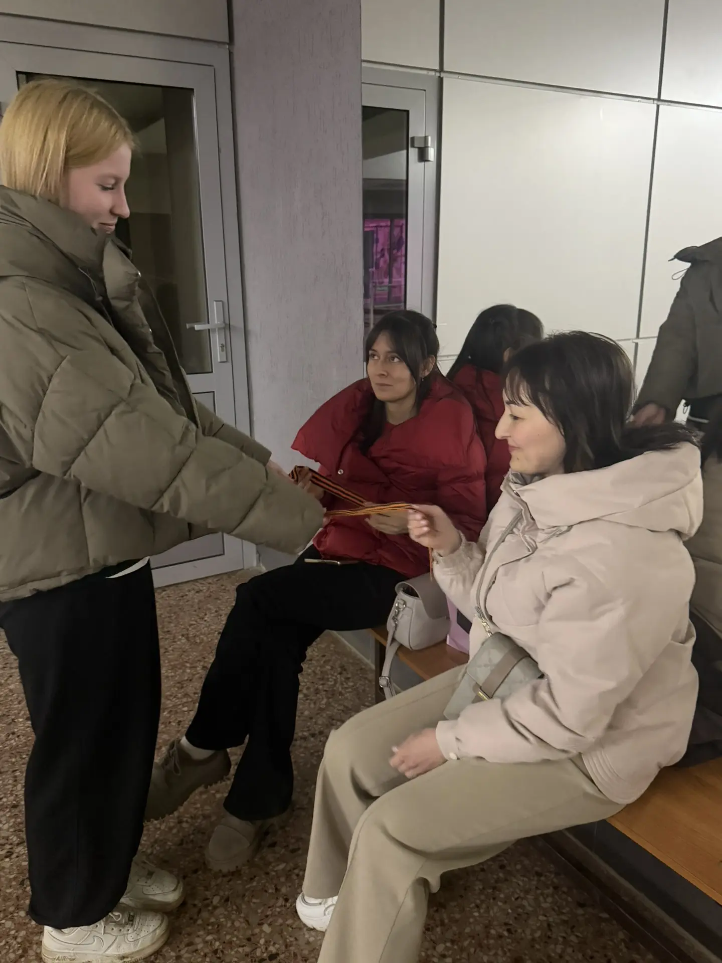 Активисты ГАПОУ СО «ЭМТК» провели акцию возле МБУ ЦНТ «Дружба», раздавая Георгиевские л...