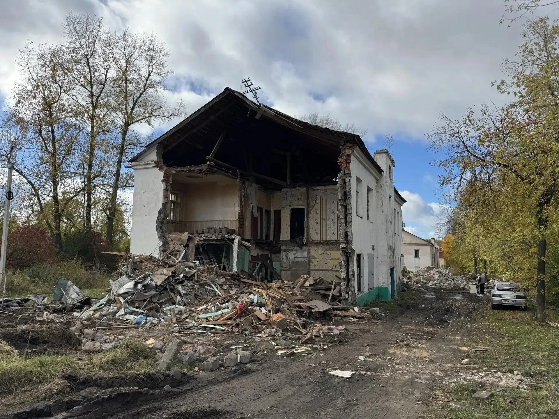 В Сергиево-Посадском городском округе приступили к сносу аварийного жилого дома