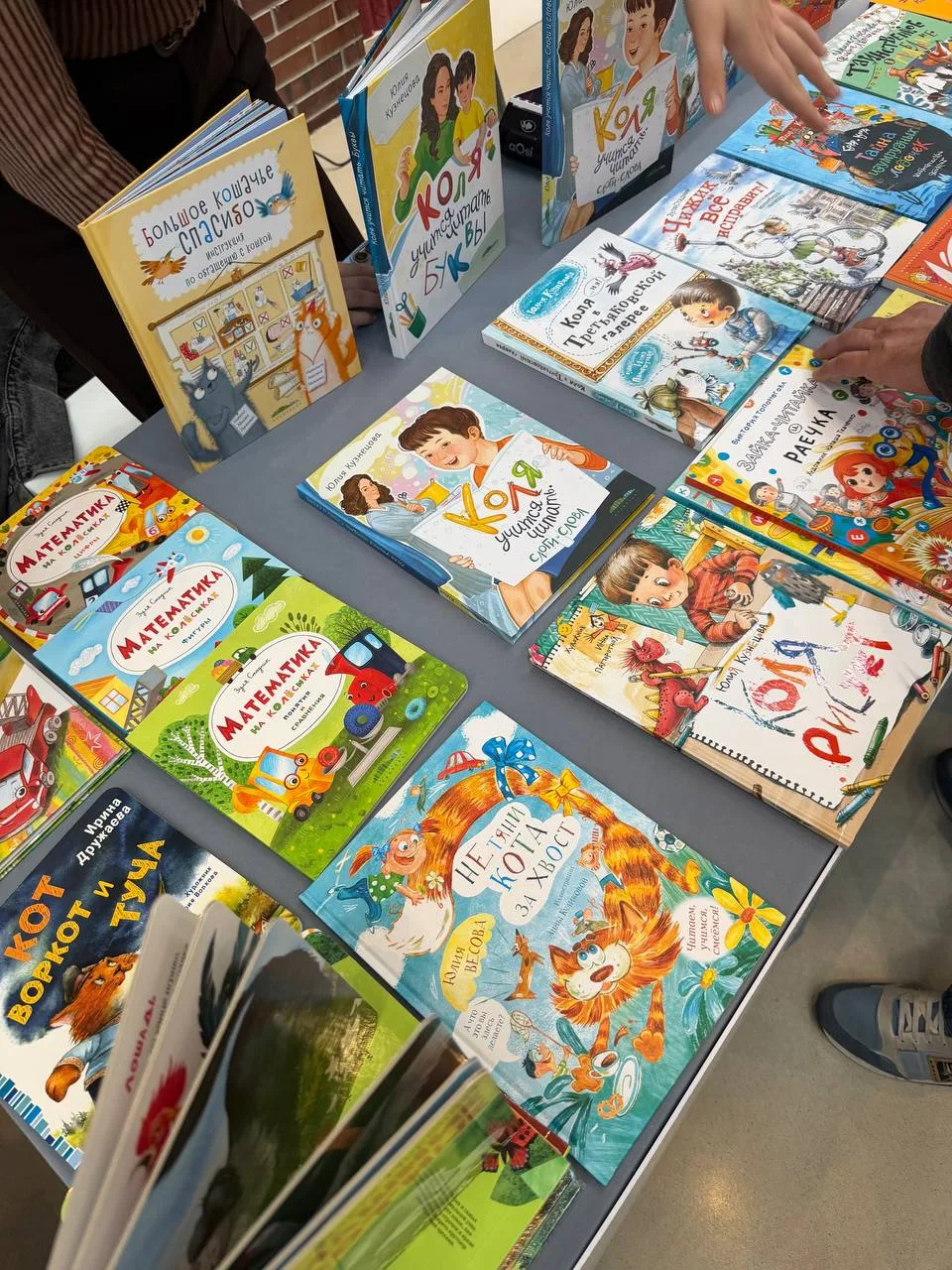 В субботу у нас в школе им. Е.М. Примакова прошла Книжная ярмарка.