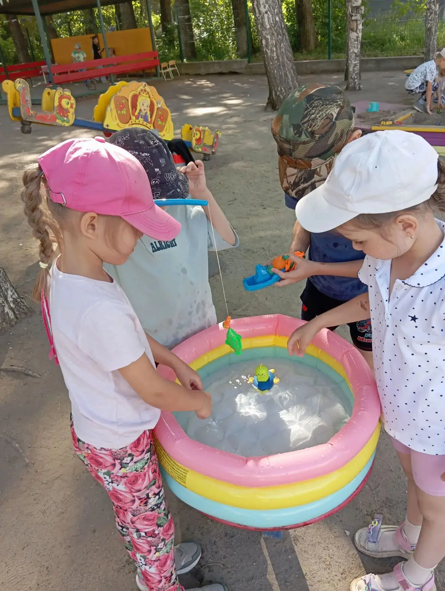 Игры с водой на свежем воздухе покоряют сердца детей! 🌊

Сегодня в группе "Сказка" настоящий водный