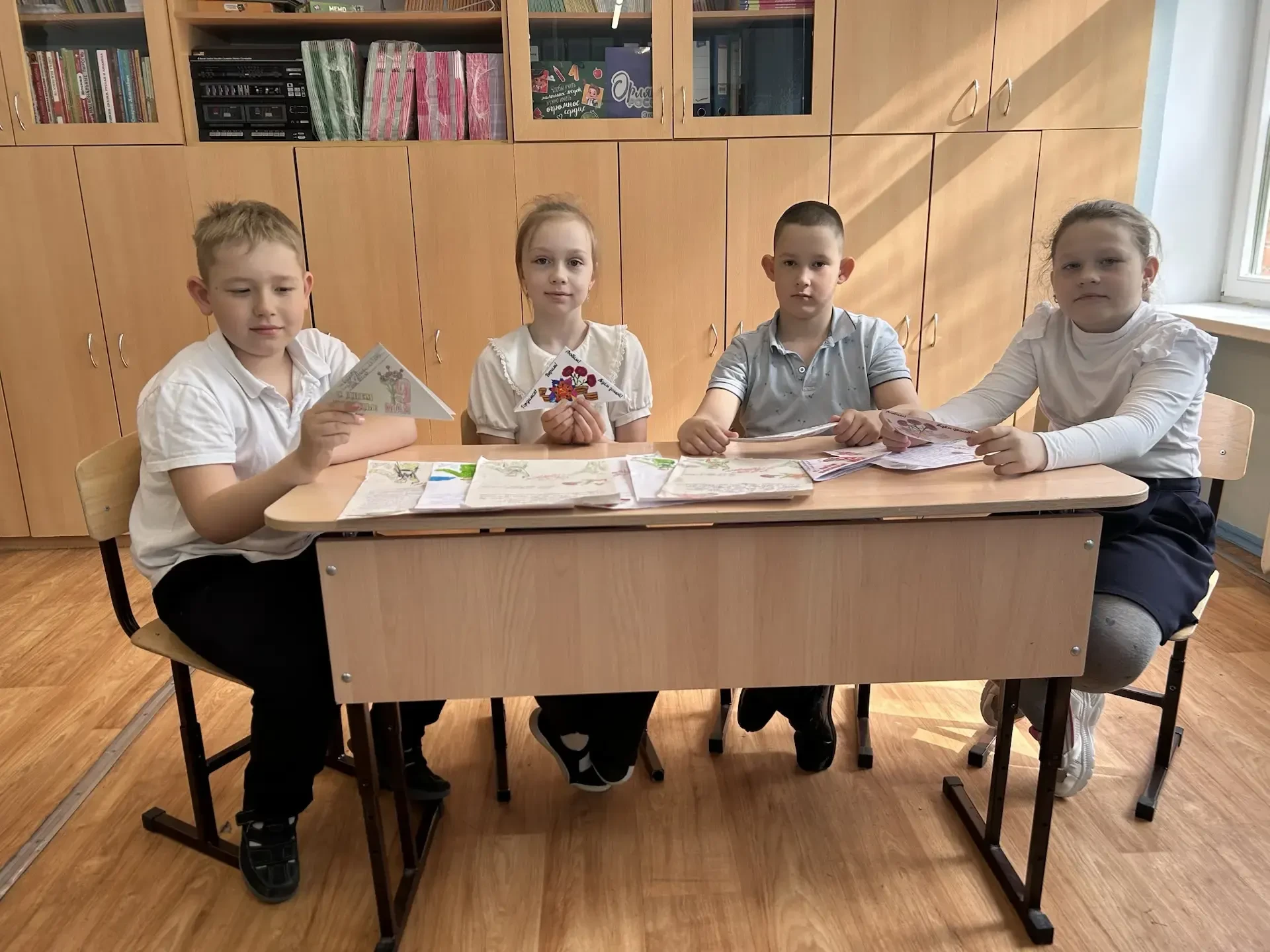 🇷🇺🦅«Орлята России» 4 «Е» и 2 «Е»  класса, приняли участие в акции, приуроченной к празднику Победы. 