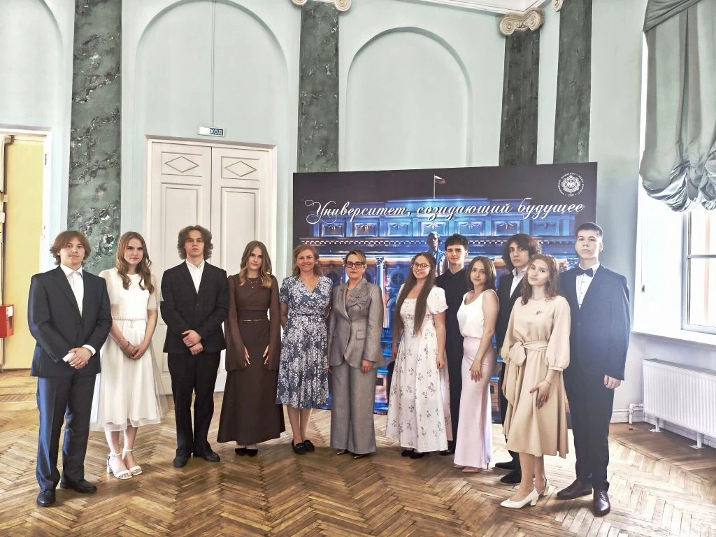 Ученики 11-1 психолого-педагогического класса 🎈Диана Азаркина 🎈Савелий Антонюк 🎈Евгения Бойченко 🎈Ар