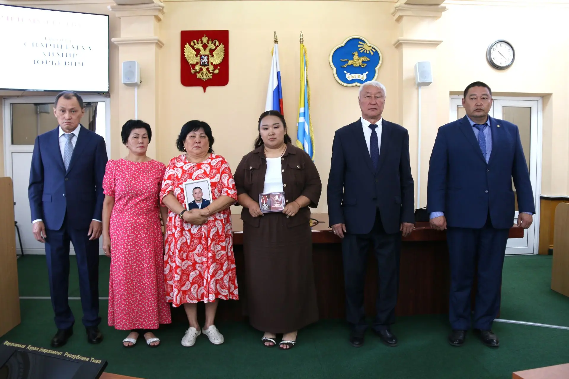Семьям павших в бою Героев вручены государственные награды
 
Сегодня в Верховном Хурале (парламенте)