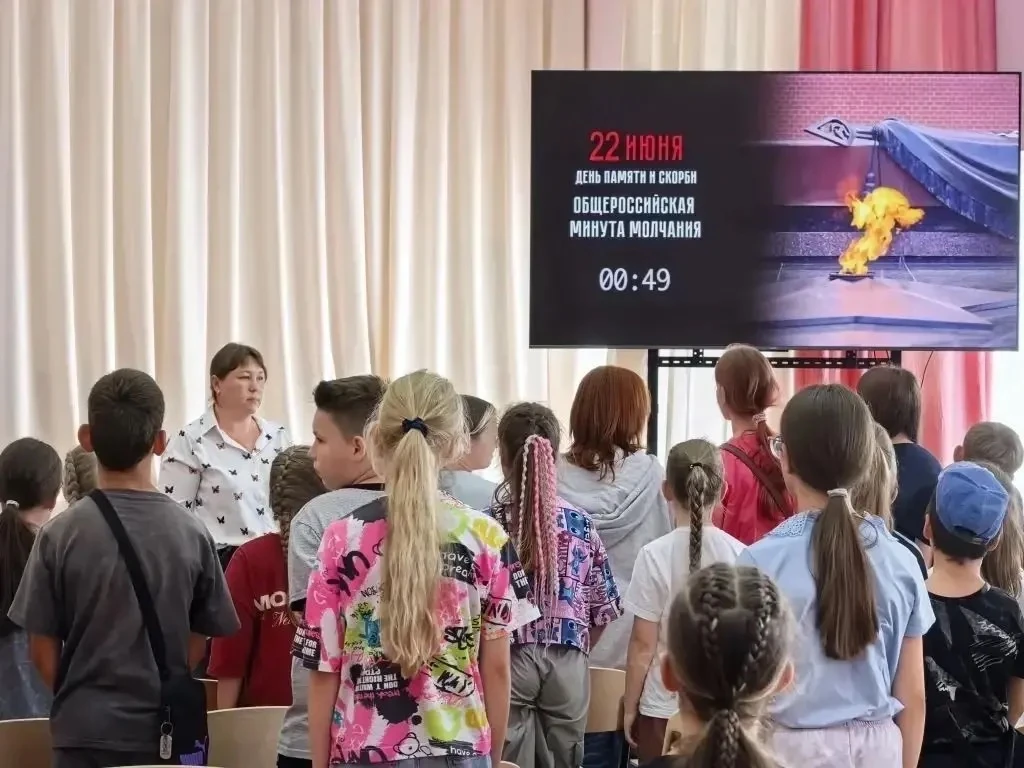 22 июня в лагере «Умка» прошёл День памяти и скорби. 🕯️

В этот день дети вместе с вожатыми вспомин