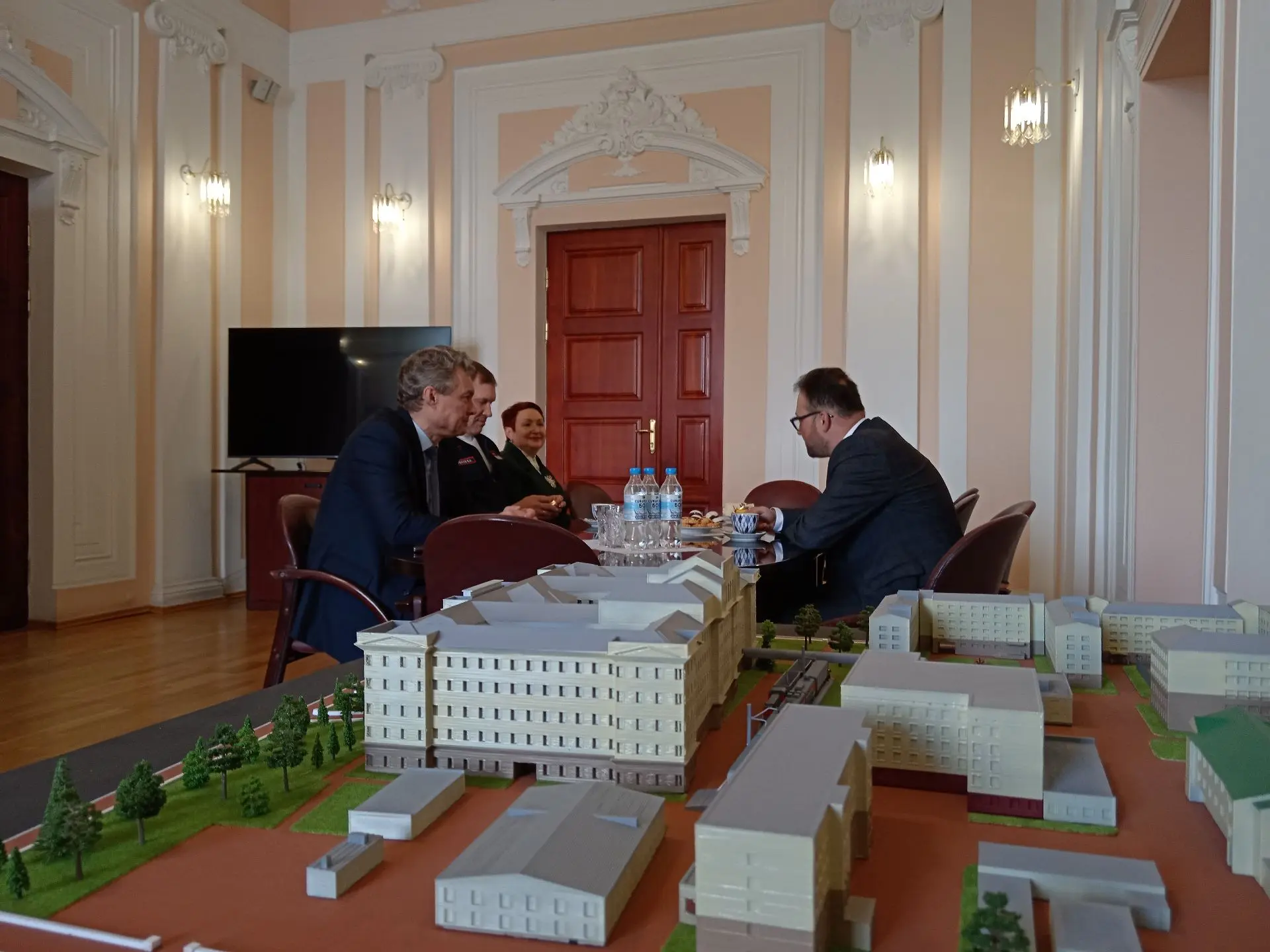 🤝 Заместитель начальника Департамента управления персоналом ОАО «РЖД» С. А. Сугак посе...