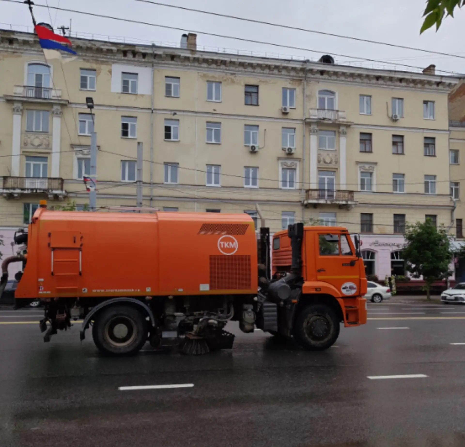 Пылеуборочная техника работает круглосуточно
🦺В выходные, 25 и 26 июля вакуумные пылеуборочные маши