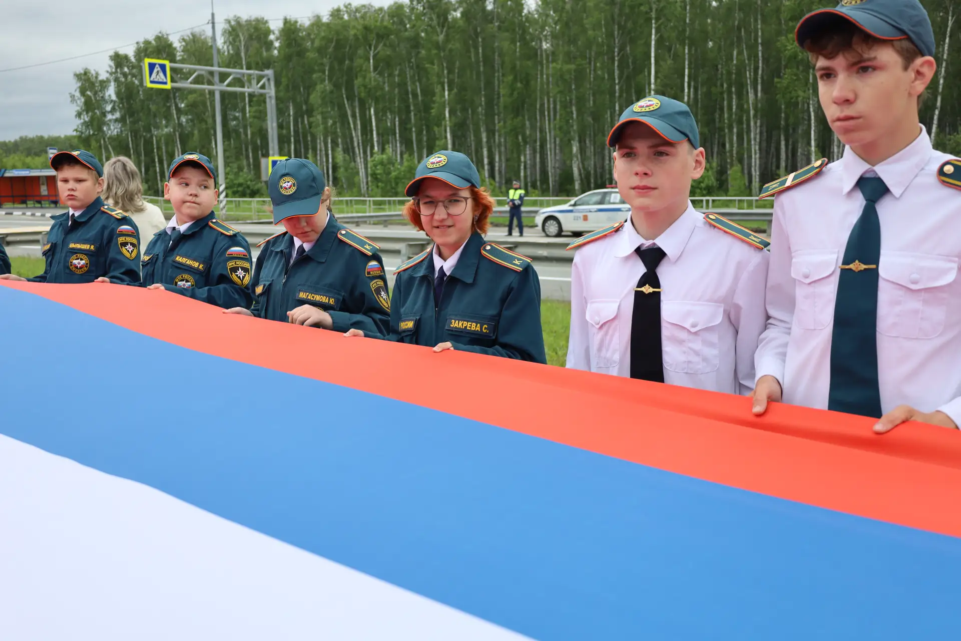 🇷🇺Сила в единстве: Сосновские школьники развернули 100-метровый триколор на трассе М-...