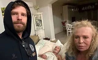 Хоккеист Евгений Кузнецов опубликовал в соцсетях фото с родителями.