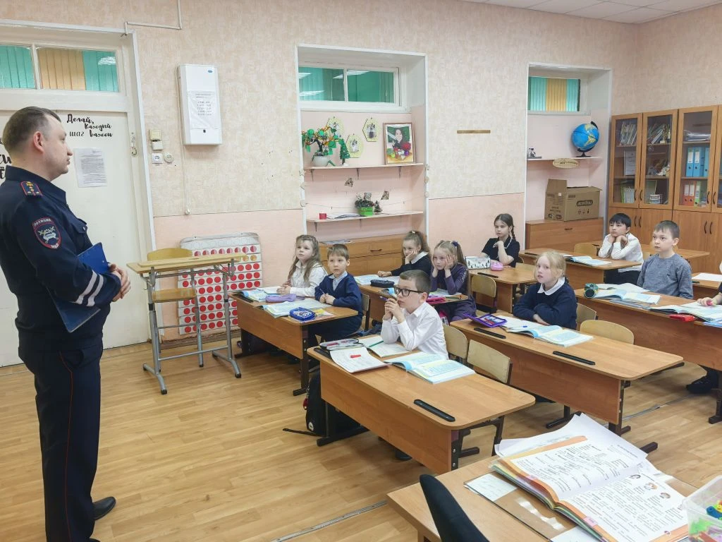 Сегодня в нашей школе прошел очень важный и полезный урок – инспектор ГИБДД провел увле...
