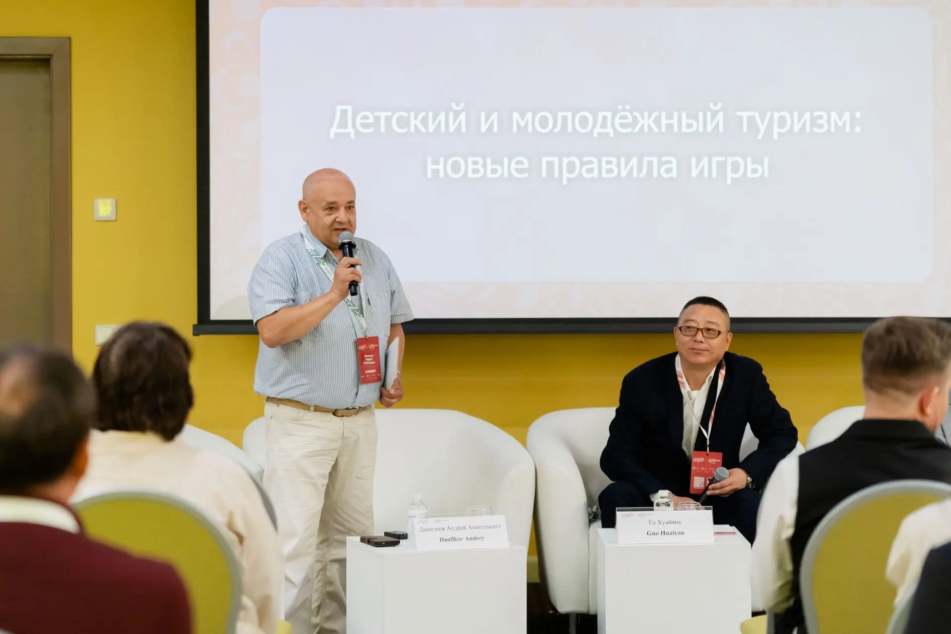 你好! (ни хао, то есть здравствуйте!)